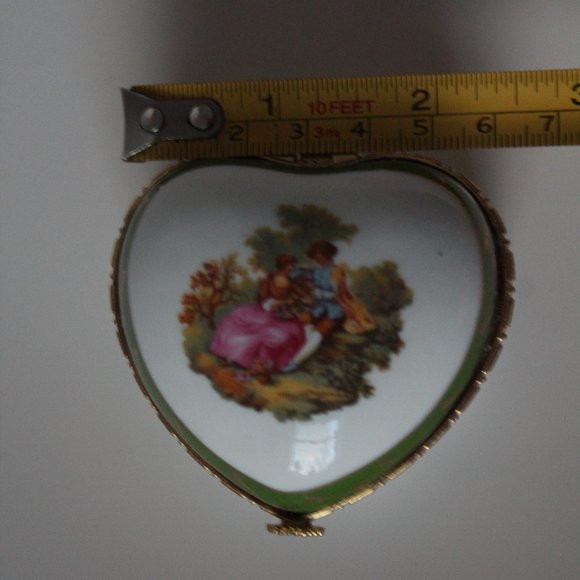 Heart-Shaped Gold & Green Design Porcelain Jewelry Box with  Romantic Scene - Picture 15 of 16